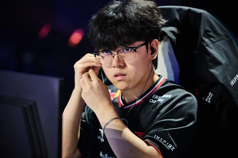 vigilante playing for T1 at the 2025 Midseason Championship.