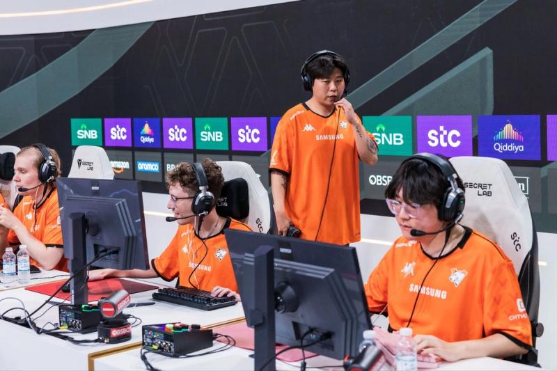 Virtus.pro head coach Cho "SMASH" Bee-won and his team