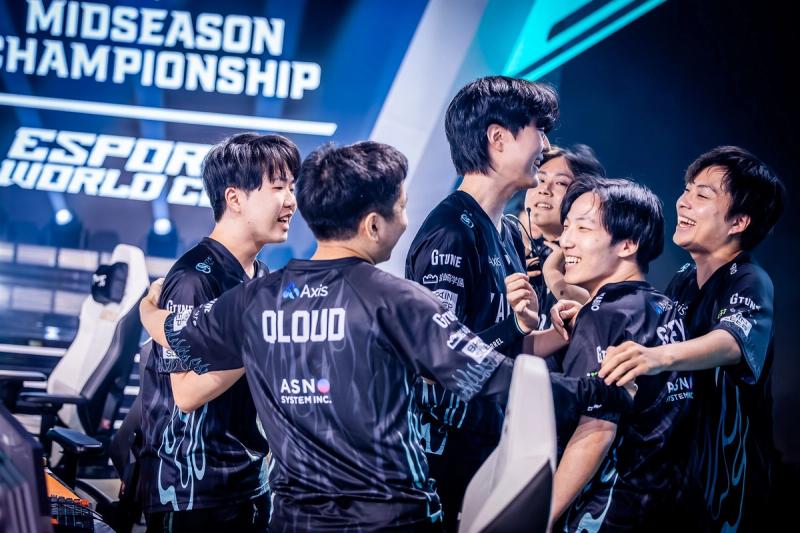 VARREL celebrating their win against ROC Esports at the Midseason Championship.