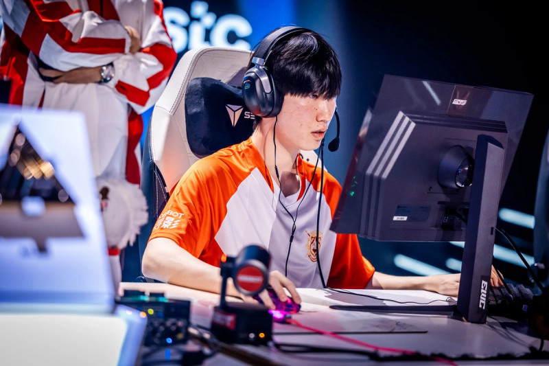 SeonJun playing for All Gamers during EWC 2025.