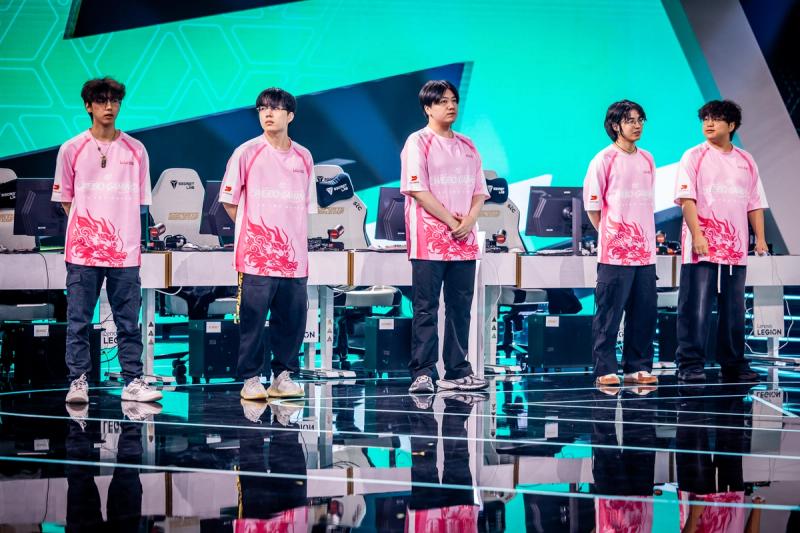Team Weibo stand ready to play against Virtus.pro at Esports World Cup 2025.
