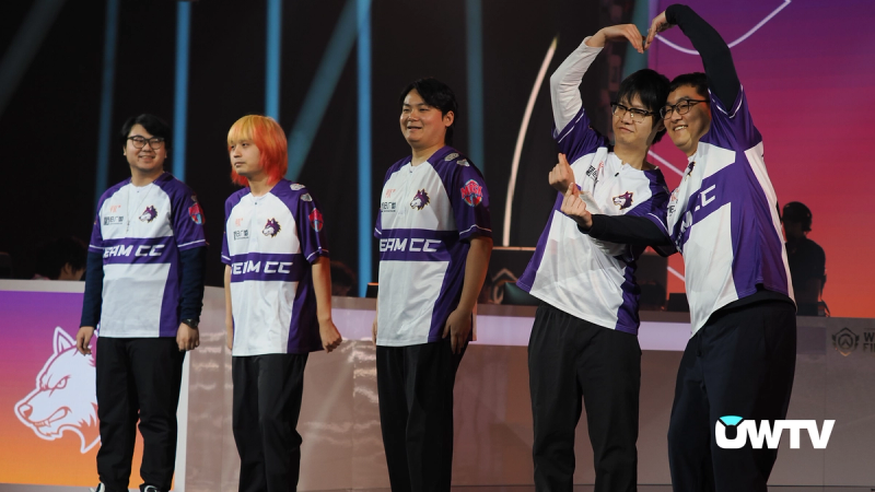 Team CC line up for their match against Weibo Gaming.