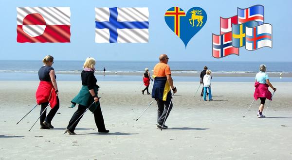 Flagg fra de nordiske landene over mennesker som går langs den norske kysten.