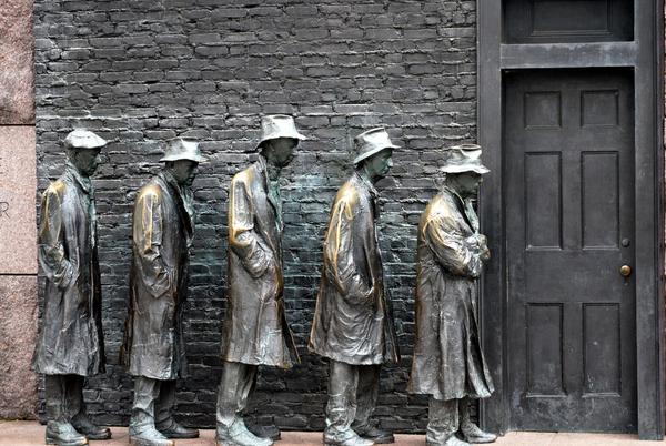 Բրոնզե քանդակները խորհրդանշում են սովը քաղաքում, երբ աշխատանք դժվար է փնտրել