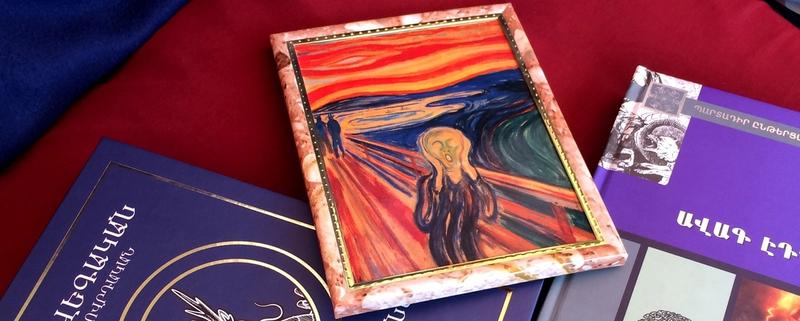 Նկարում Էդվարդ Մունկի «Ճիչը» կտավի վերատպագրությունն է, Նորվեգական Հեքիաթներ և Ավագ Էդդա գրքերի ընկերակցությամբ: