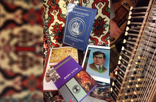 Հայկական գորգի վրա Ավագ Էդդա, Նորվեգական հեքիաթներ գրքերն են, շվեդական տավիղը և Ակսել Բակունցի դիմանկարը