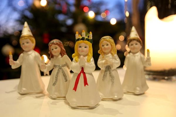 Լուսանկարում Սուրբ Լյուսիայի տոնին նվիրված տիկնիկներն են ձեռքերում մոմեր պահած