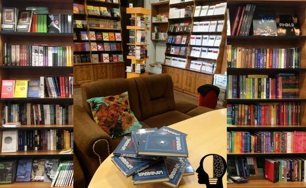 Det er Daran bokhandel i Jerevan, og eksemplarer av den norske boken ligger på bordet.