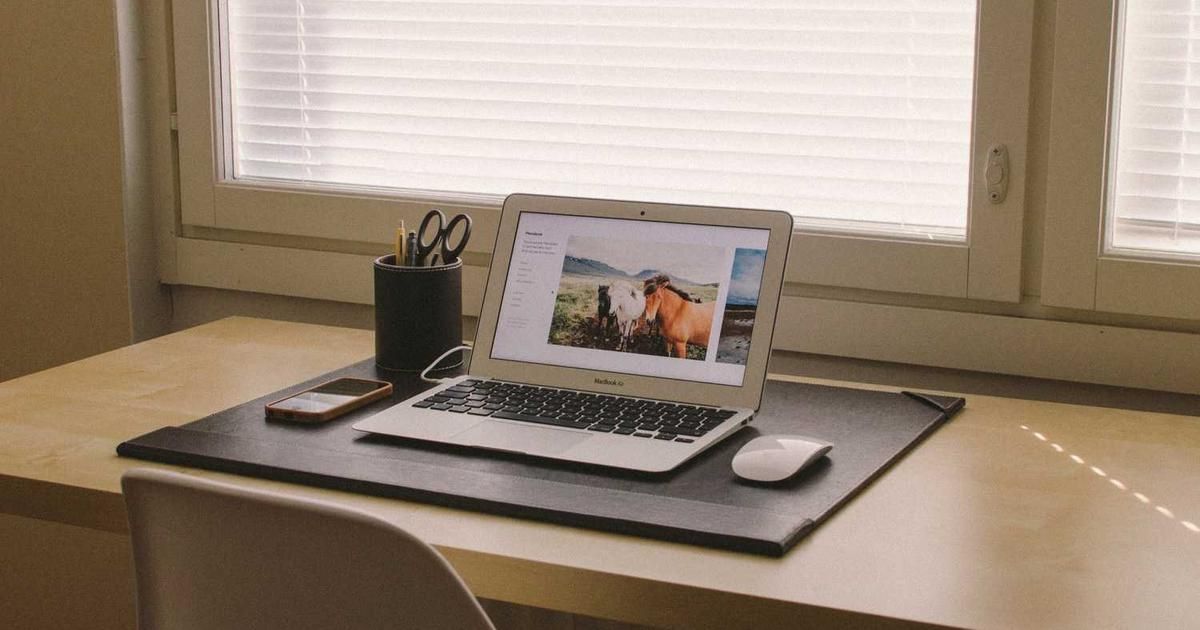 Peter Schiff's Silver vs Bitcoin Logic Sparks Trader Debate in 2024