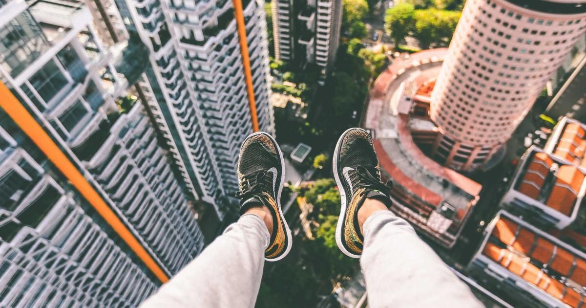 Kiyosaki's Crash Warning: Why Retail Investors Panic While the Rich Buy