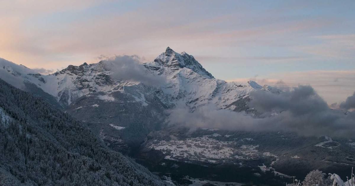 Dow, S&P 500, Nasdaq Slide as Tech Leaders Fall in 2025's Final Week