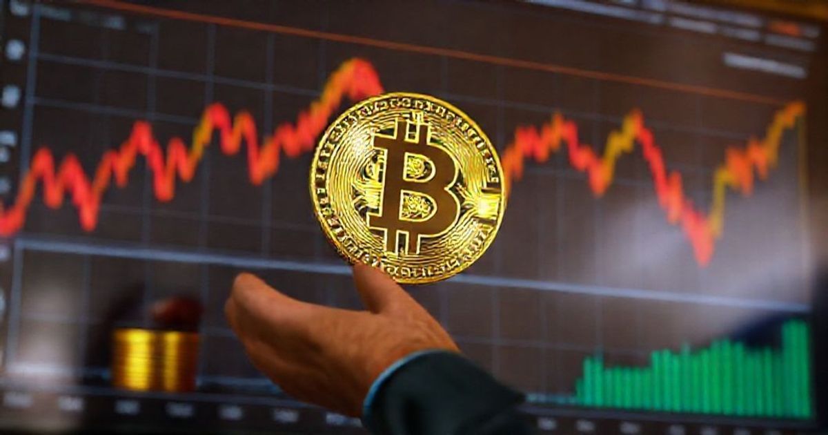 VanEck Strategist Forecasts Major Rebound for Bitcoin as Gold Targets $5,000 by 2026