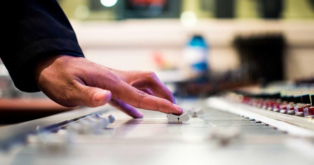 Uber Stock Drops 8% on Weak Outlook, CEO Touts Robotaxi 'Megacycle'