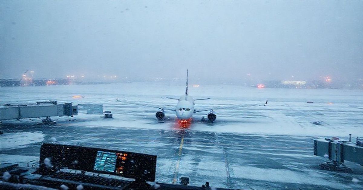 Winter Storm Disrupts US Air Travel: Trading Implications 2024