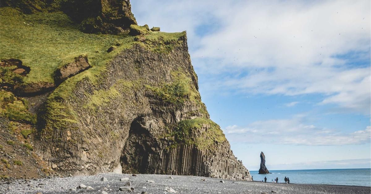 Alphabet's Massive AI Bet Sparks Investor Jitters Ahead of Amazon Earnings