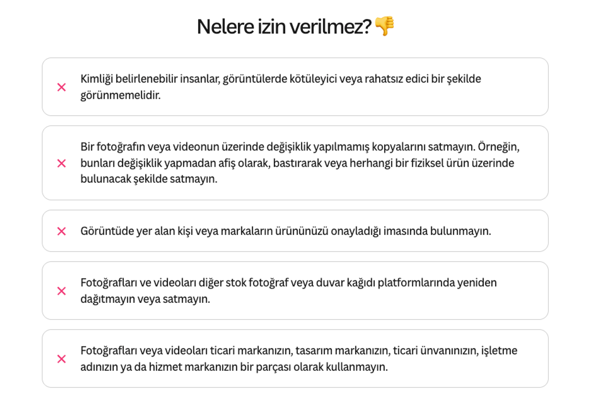 Pexels lisansı birçok kullanıma izin veriyor ama koşulları ve kısıtlamaları var; Pixabay ve Coverr'ın kendi şartları var.