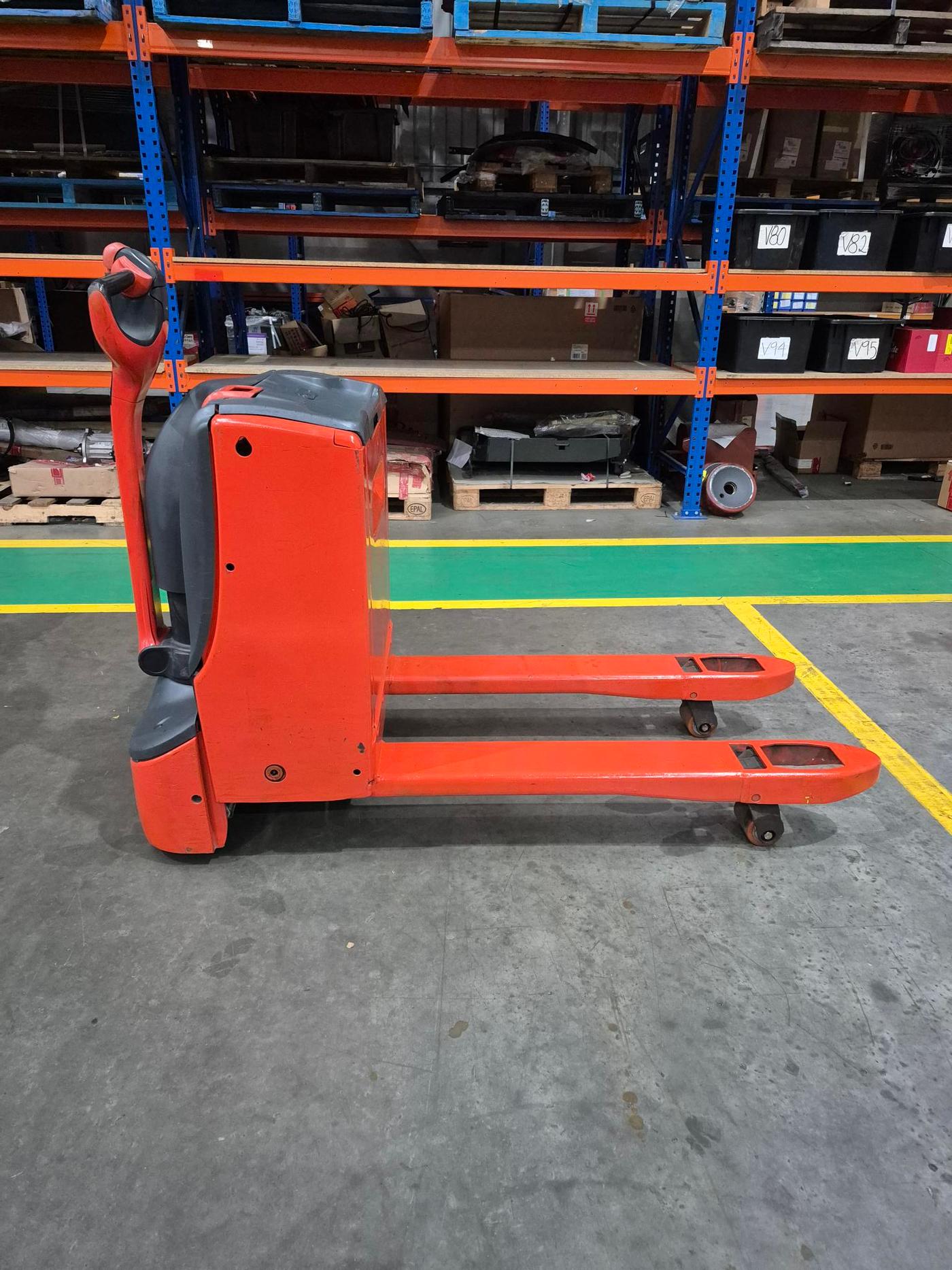 Linde T16 pallet truck, photo 1
