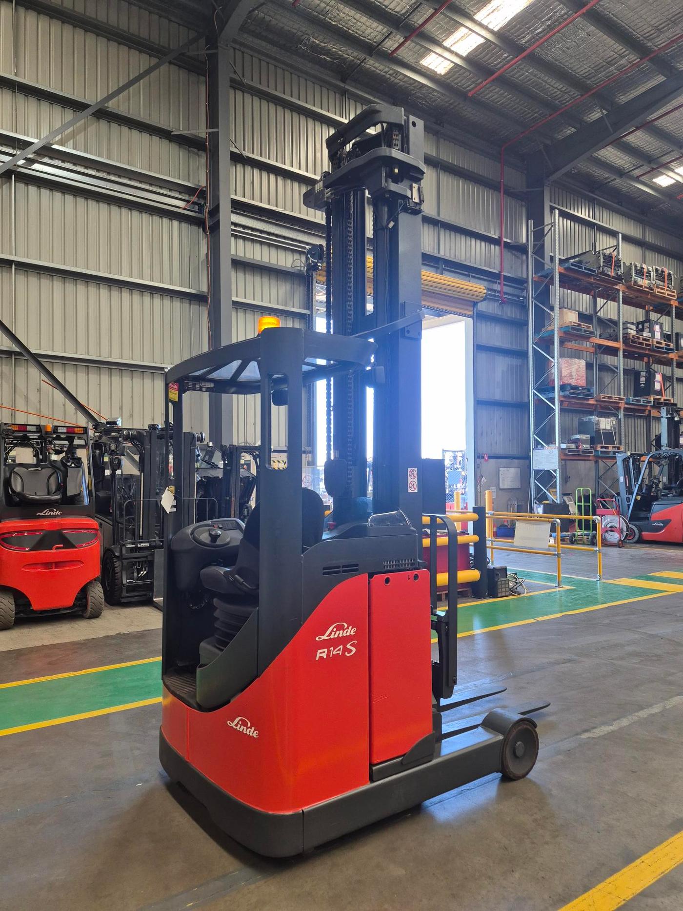 Linde reach truck, photo 1