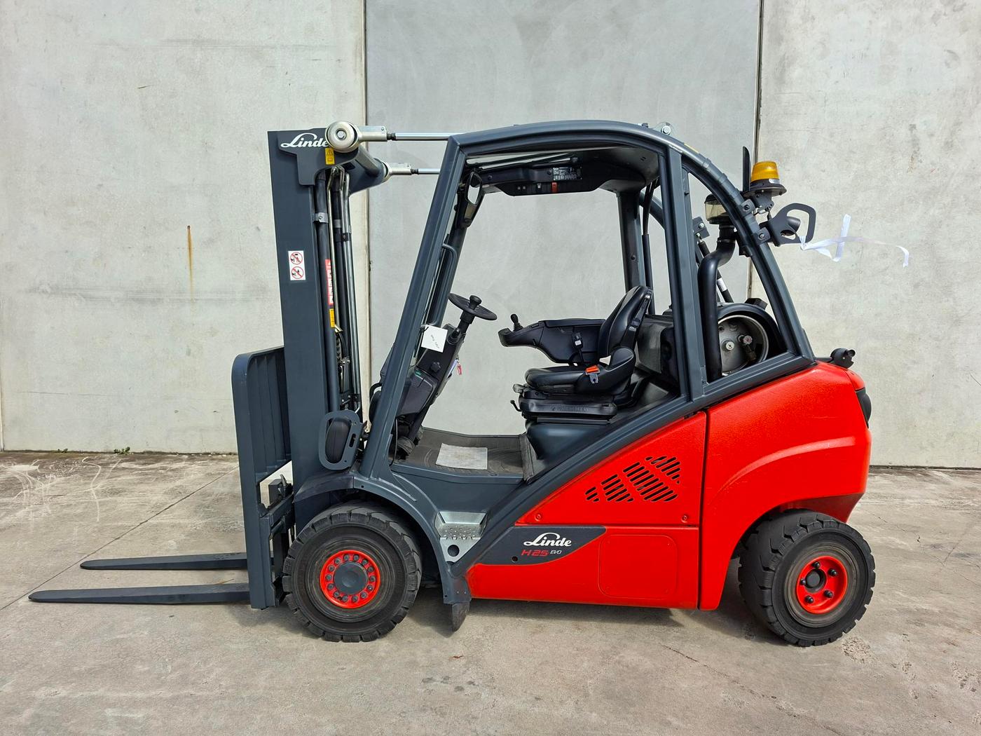 Linde H25T LPG forklift, photo 1