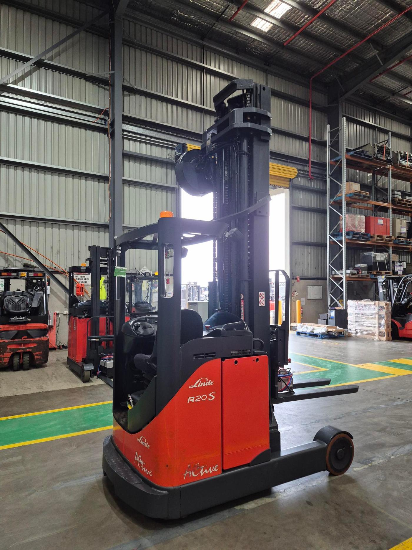 Linde R20 reach truck, photo 1
