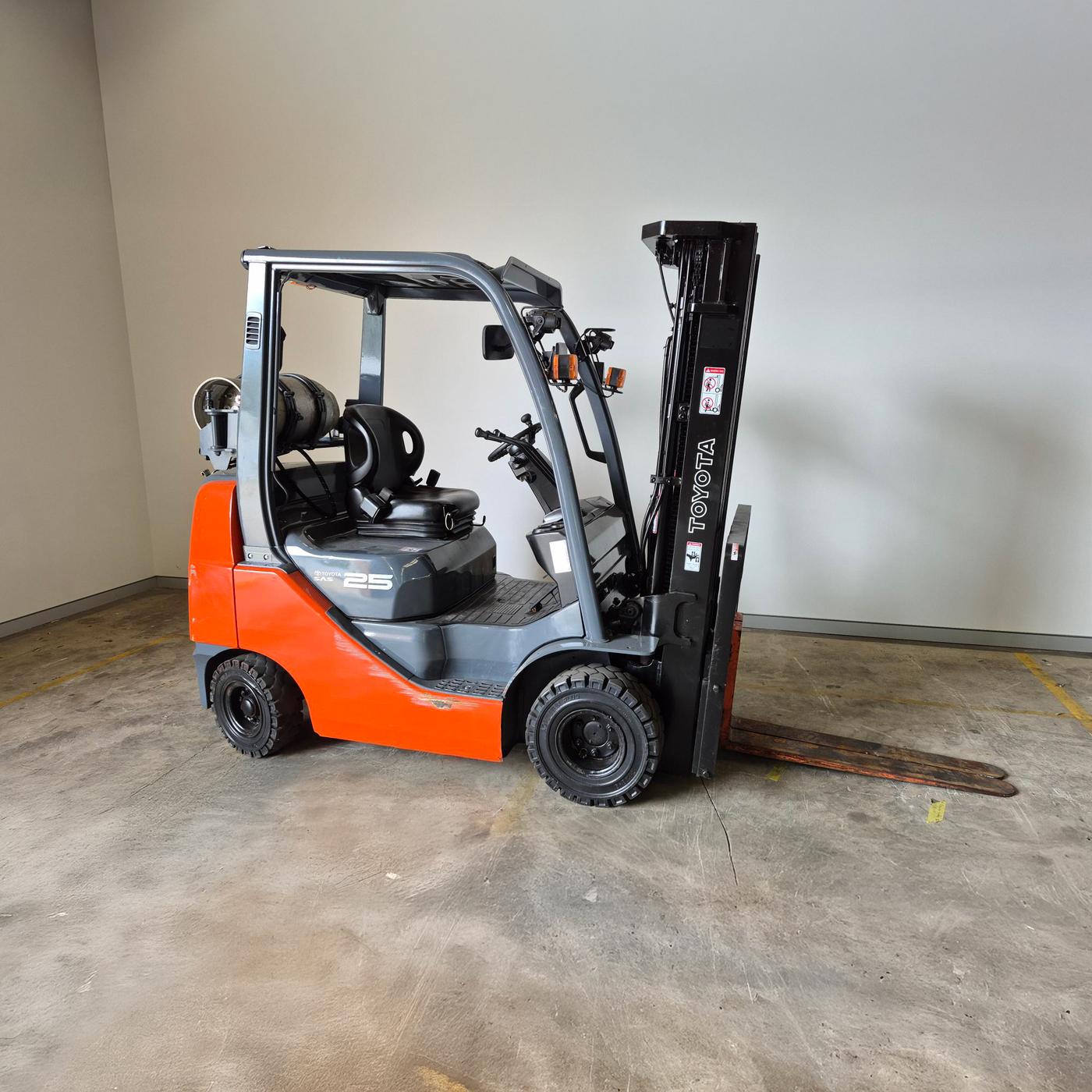 Toyota 8FGK25 LPG forklift, photo 1