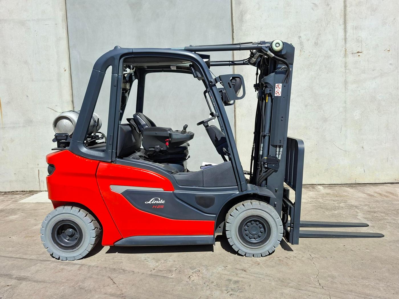 Linde H25T LPG forklift, photo 1