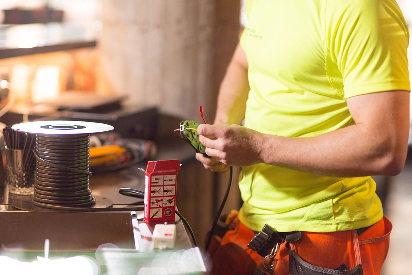 QMG Partners vahvistaa Etelä-Suomen sähköurakoinnin palveluitaan – JRA-Sähkö ja Sähkösalpa yhdistyvät