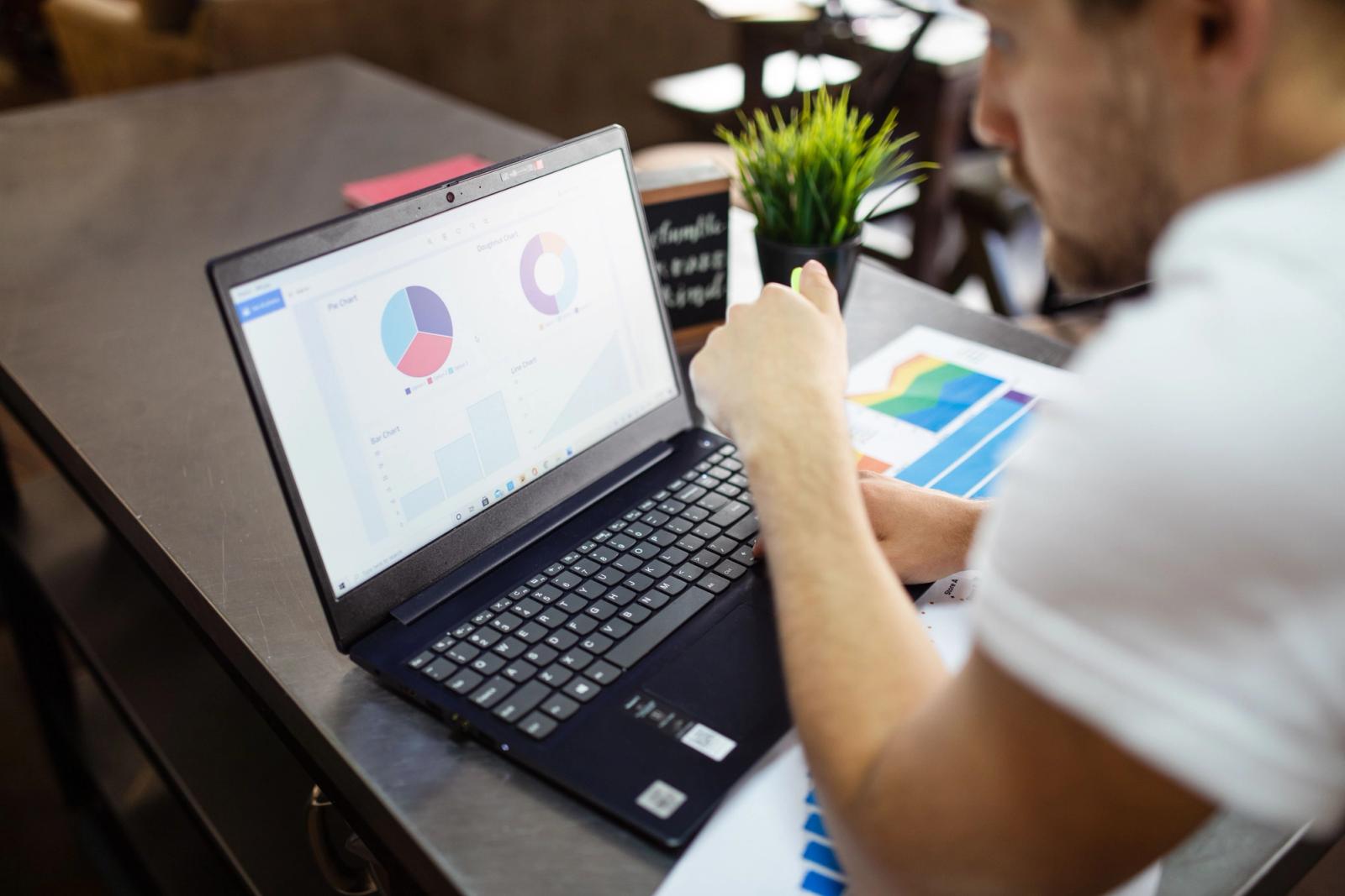 Laptop and charts for an SEO business analysis review