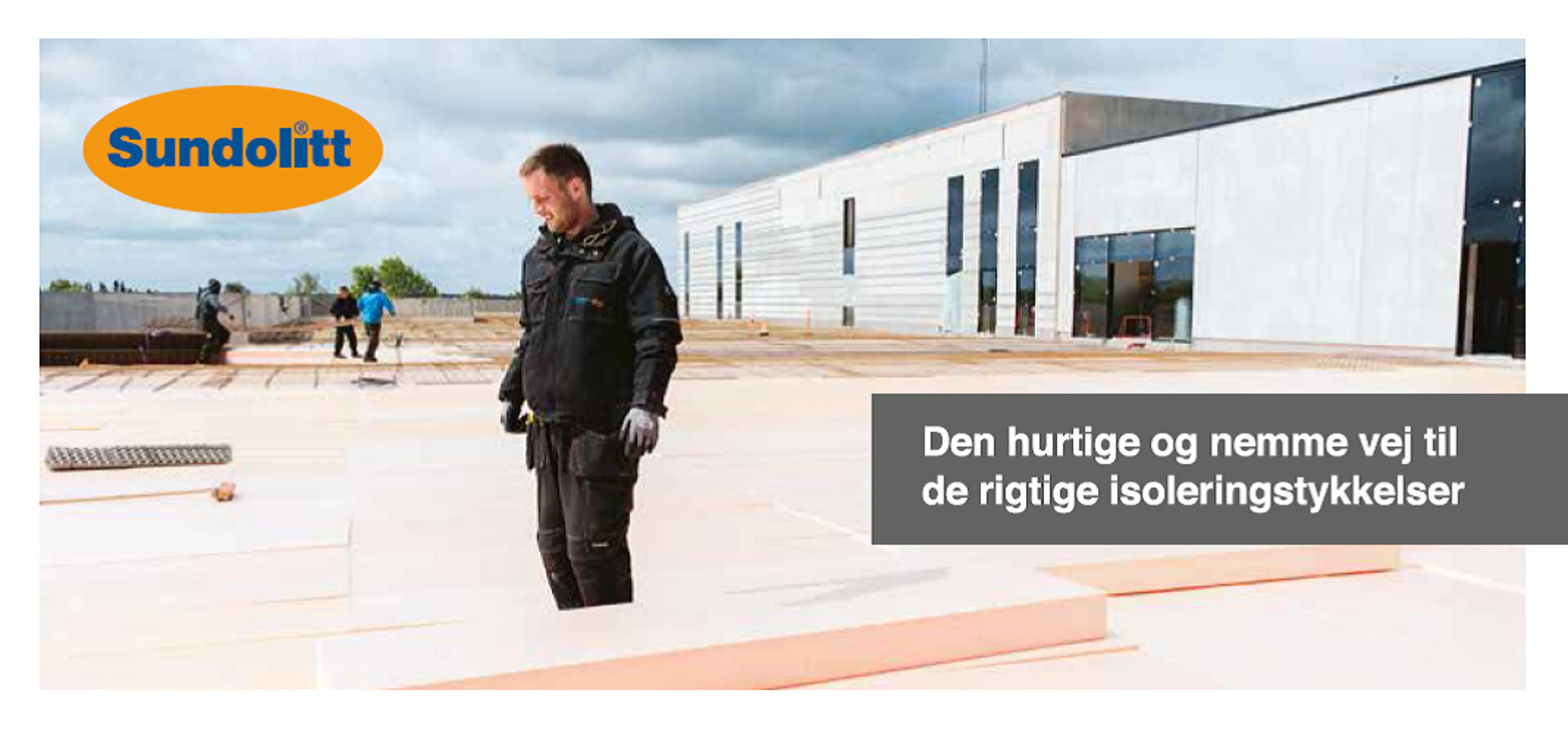 På billedet ses en håndværker i gang med at isolere terrændæk. I tekstboks står den hurtige og nemme vej til de rigtige isoleringstykkelser