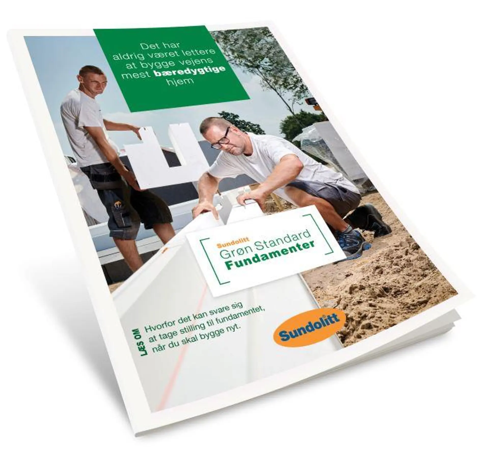 Billedet viser forsiden af en Grøn Standard brochure fra Sundolitt. Der er et billede af håndværkere, der udlægger fundering