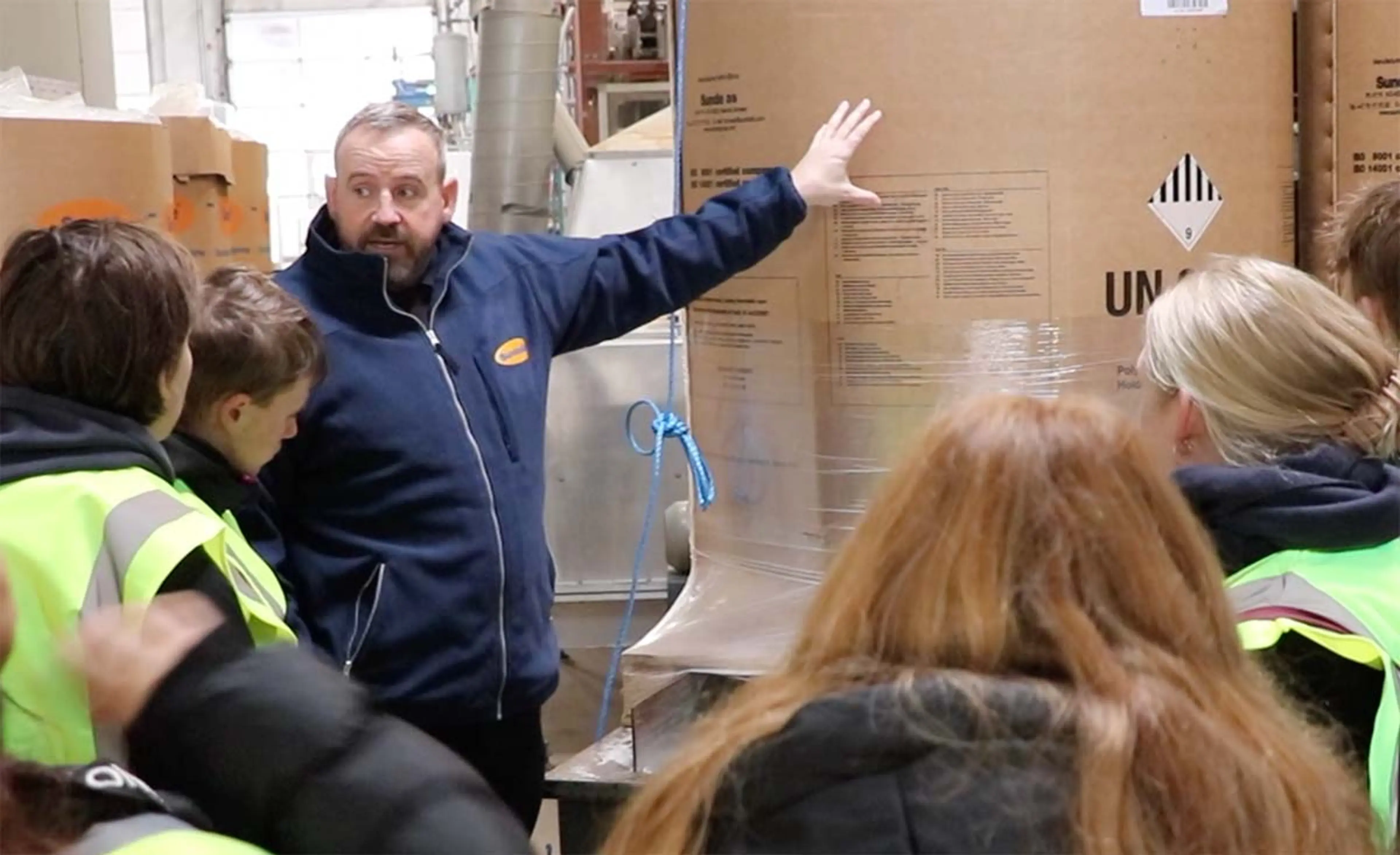 Produktionschef og bæredygtighedschef Dan Odgaard viser rundt i produktionen hos Sundolitt Brønderslev