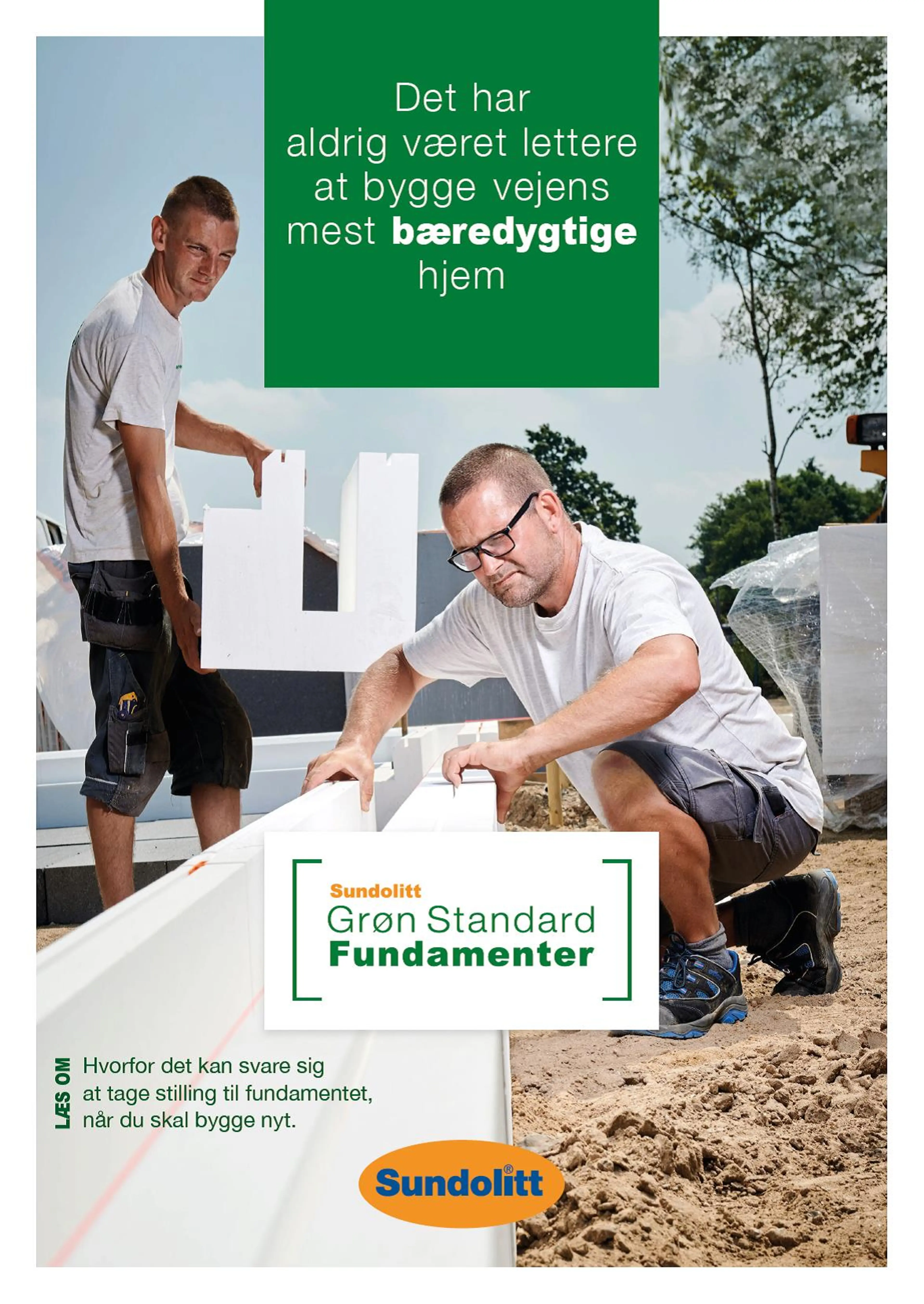 Forside af brochure om Sundolitt Grøn Standard. To håndværkere er ved at udlægge de hvide Sundolitt elementer på byggeplads