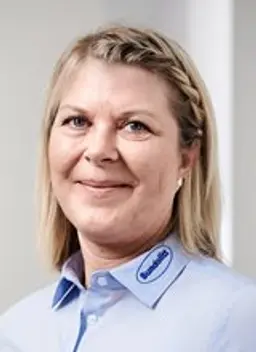 Portræt af Mona Jørgensen, der er kundeservicemedarbejder hos Sundolitt i Billund