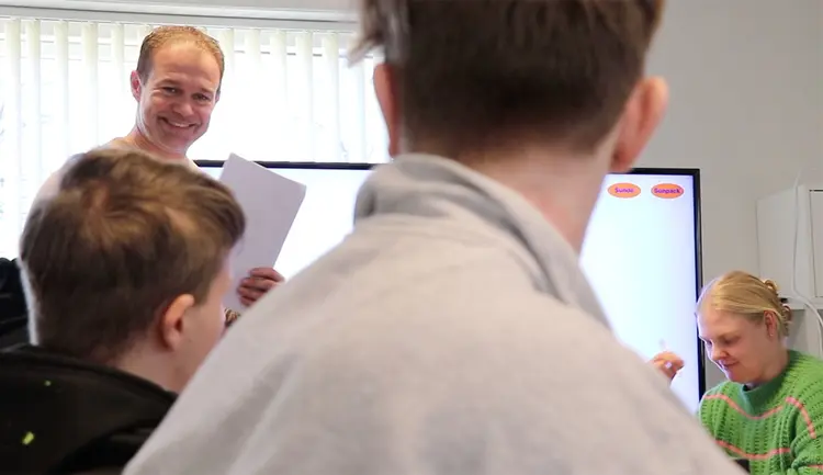 Produktchef Jesper Tjørnelund smiler og svarer på spørgsmål fra skoleklasse i Brønderslev