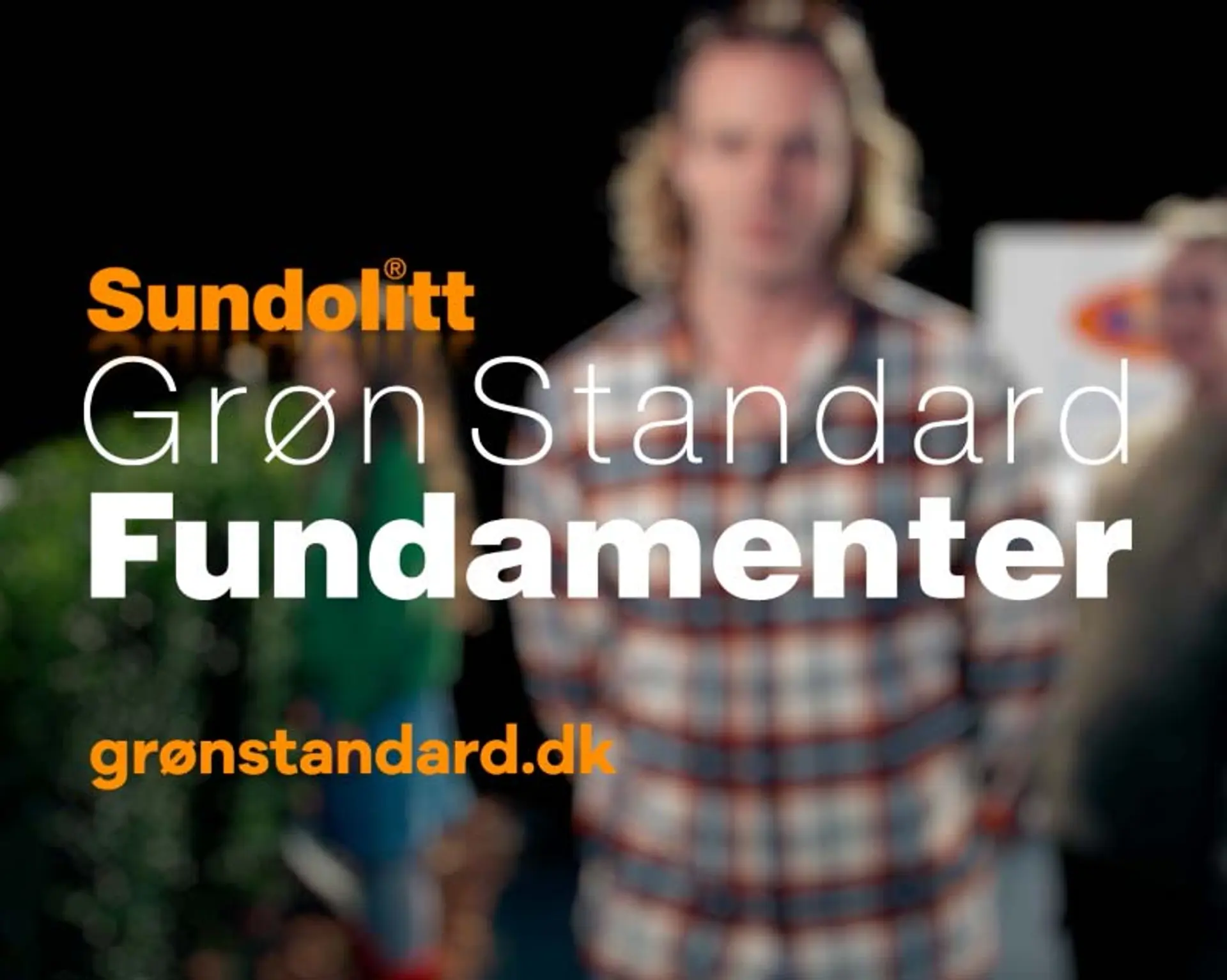 Grafik til Grøn Standard fundering isolering fra Sundolitt. Der står Grøn Standard Fundamenter med hvidt på en baggrund af et sløret foto af mennesker og isolering