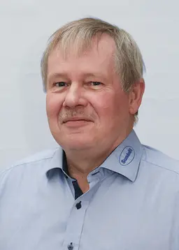 Portræt af Sunpack Brønderslev medarbejder Carl-Gunnar iført blå Sundolitt skjorte