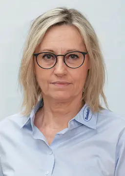 Foto af Sunpack Brønderslev medarbejder Jane Thomsen iført blå Sundolitt skjorte