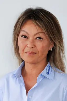 Portætfoto af Lina Sørensen Key Account Manager hos Sunpack iført en blå Sundolitt-skjorte