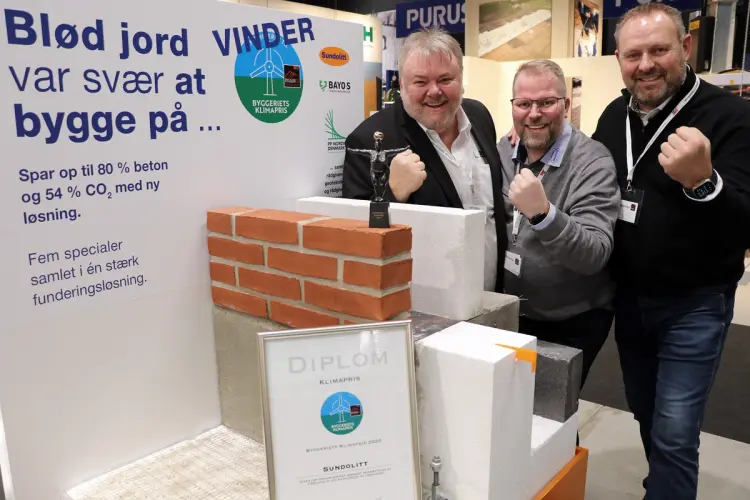 Palle Olsen, Martin Nytofte-Bæk og Jacob Tvede står med knyttede næver ved siden af deres prisvindende funderingsløsning