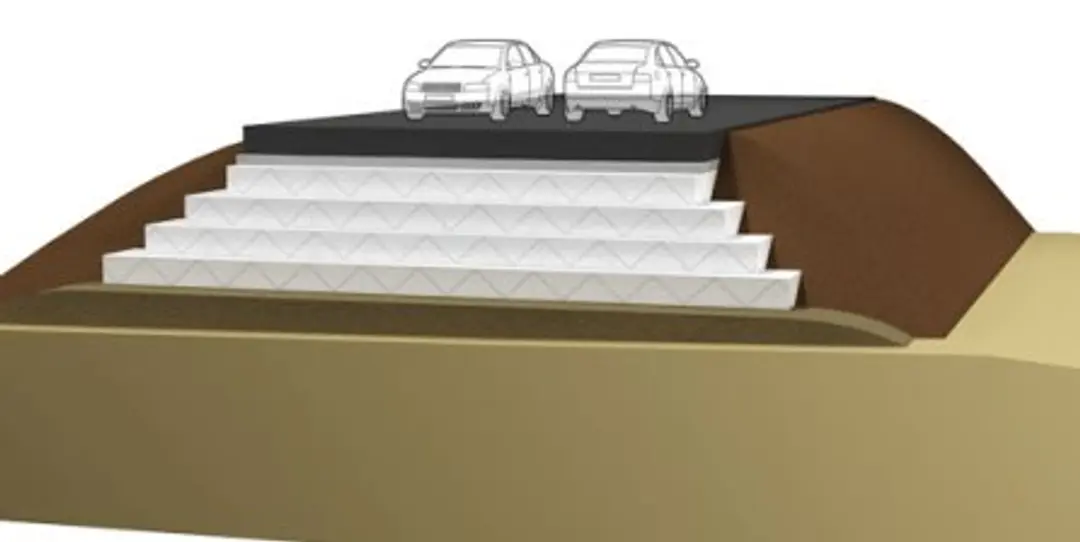 Illustration med to personbiler på en asfaltvej. Under asfalten ligger flere tykke lag EPS letfyld fra Sundolitt som aflaster opbygningen