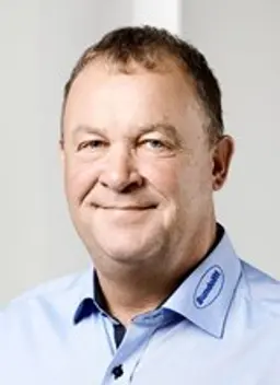 Portræt af Steen Regel, der er projektsælger for Sundolitt med særligt fokus på isolering af tagkonstruktioner