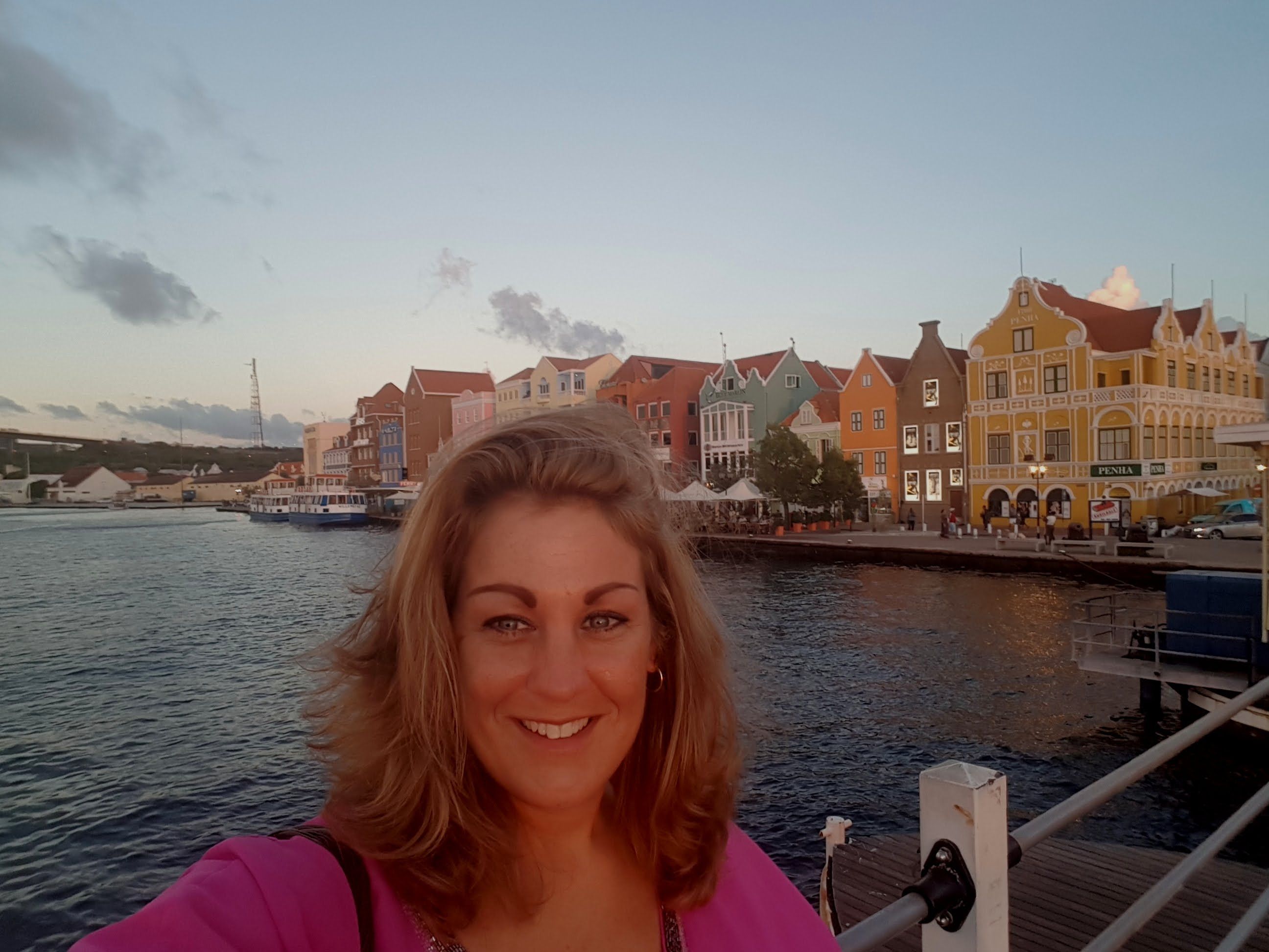Chantal van Nuland in Willemstad Curaçao with colorful waterfront houses