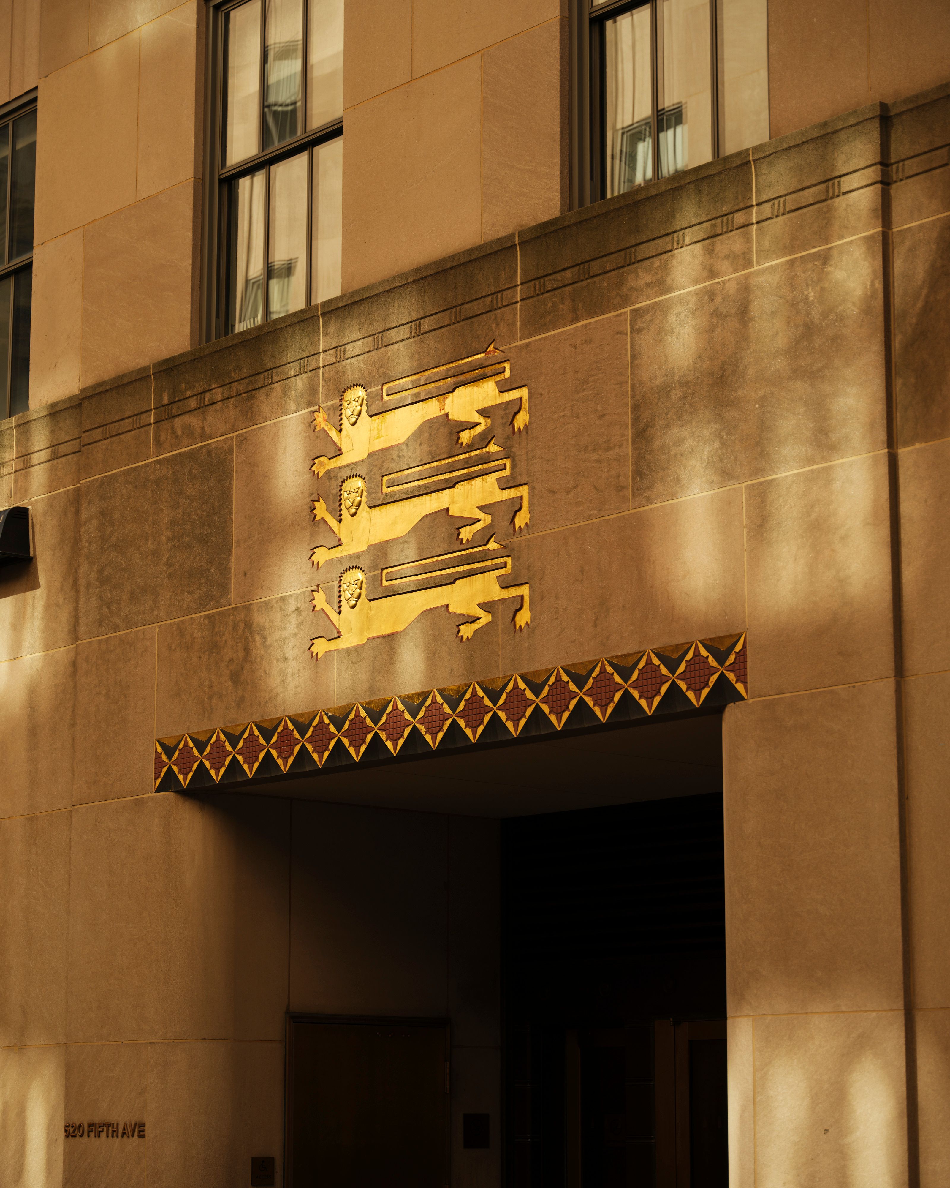 Arms of England sculpture by Lee Lawrie shown above the 50th Street entrance of 620 Fifth Avenue.