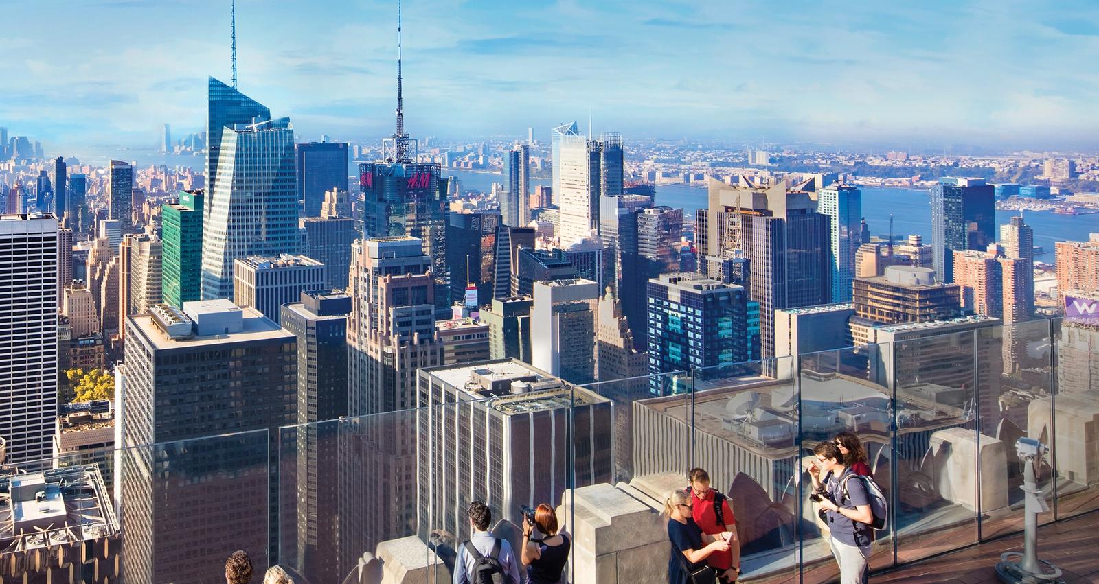 탑 오브 더 락 전망대에서 미드타운과 로어 맨해튼 그리고 더 멋진 NYC의 전망을 즐기세요.