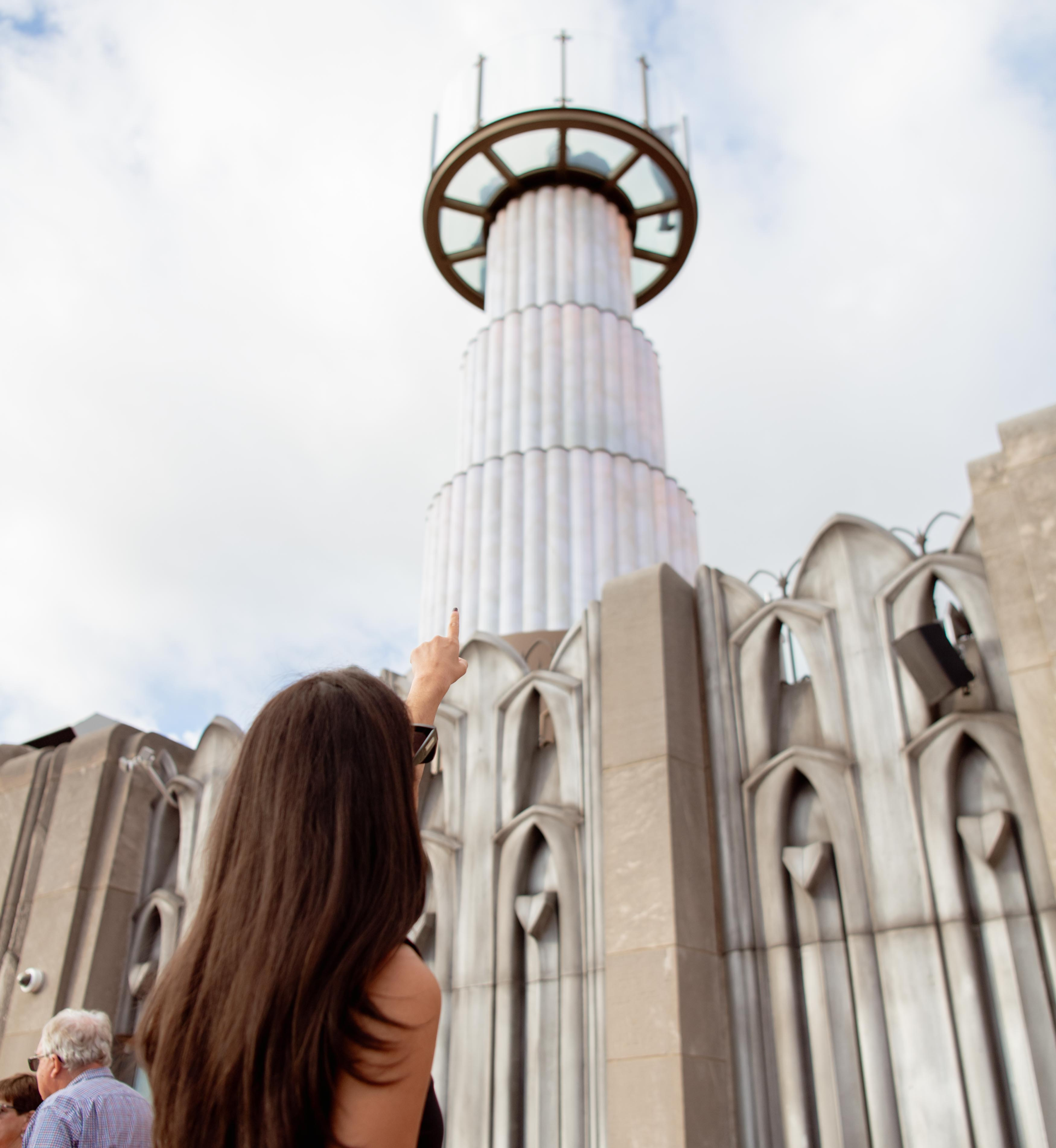 Person pointing at Skylift at Top of the Rock