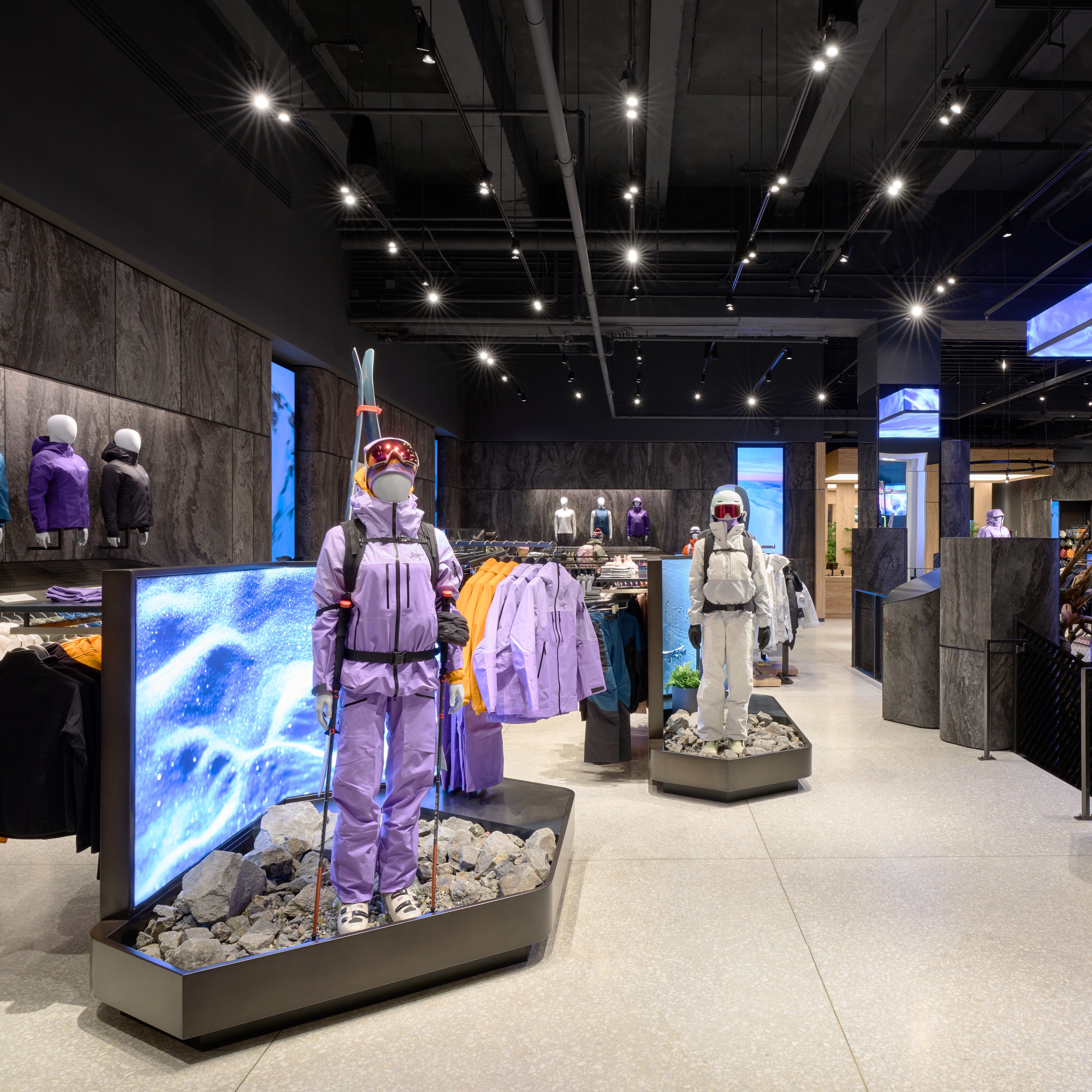 two mannequins in ski attire