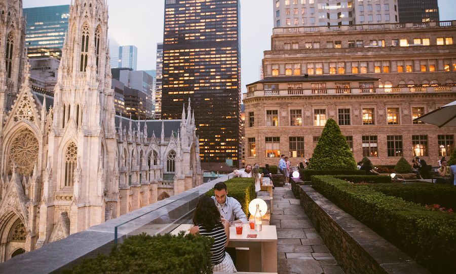 People eating dinner at 620 Loft & Garden's outdoor rooftop