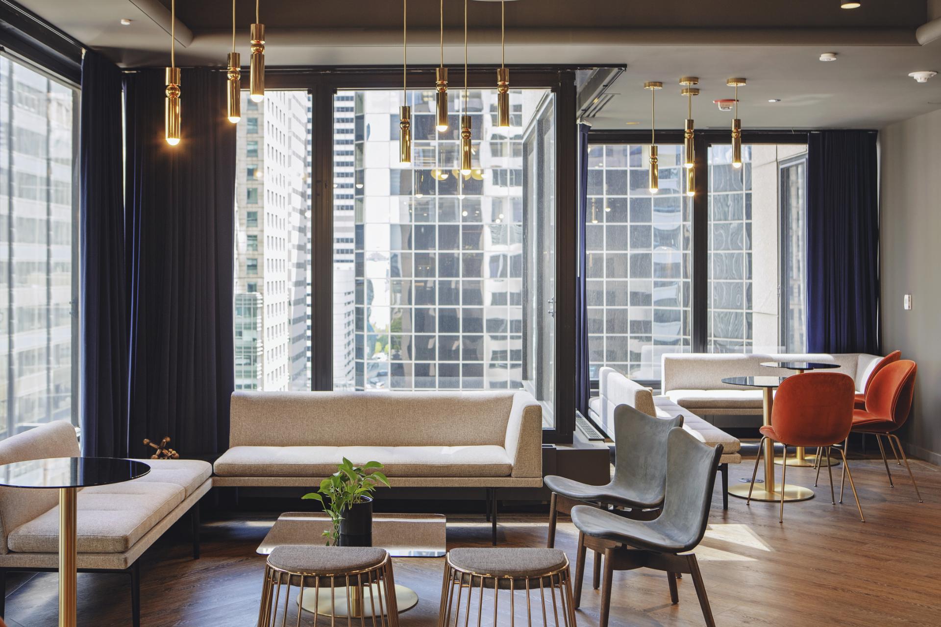 With a full range of amenities, including ZO., a state-of-the-art tenant lounge, CME Center gives tenants and visitors places to connect, share, and recharge.