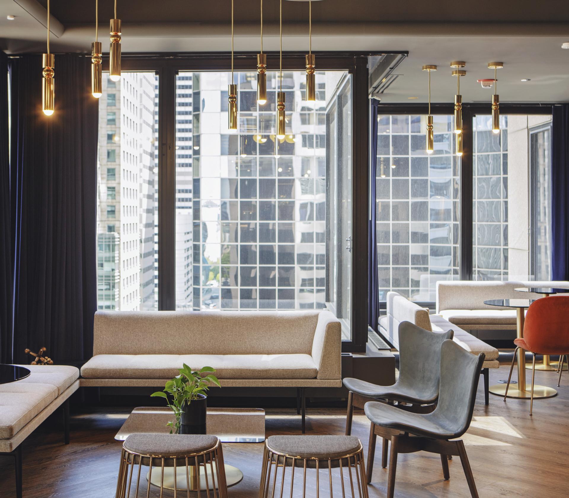 With a full range of amenities, including ZO., a state-of-the-art tenant lounge, CME Center gives tenants and visitors places to connect, share, and recharge.