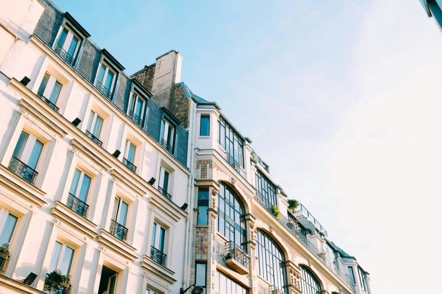 Façades haussmanniennes et verrières sous un ciel bleu